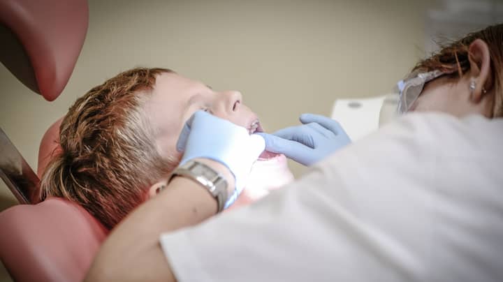 NHS去年花了近4000万英镑去除孩子的烂牙齿