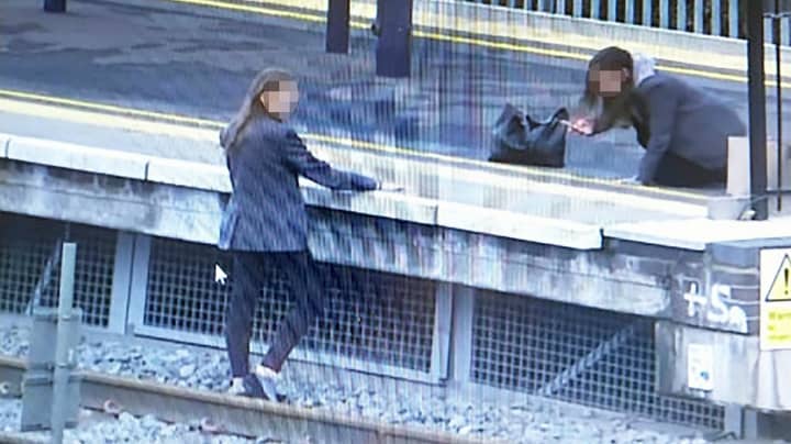 两个女学生冒着在火车轨道上为自拍照摆姿势的生命