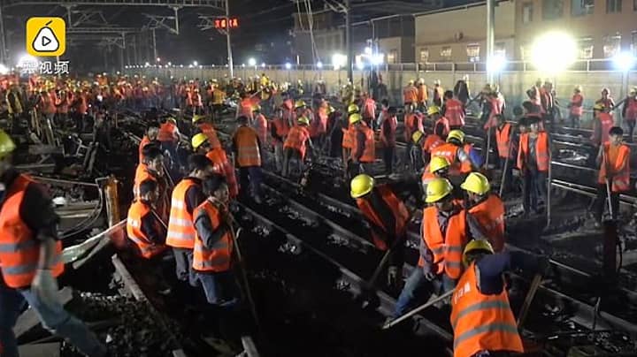 中国工人在短短九个小时内为新火车站建造铁路