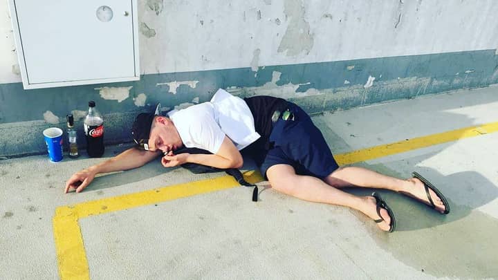 LAD创建了专门为自己喝醉并昏倒的Instagram帐户