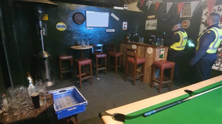 警方在爱尔兰发现了涉嫌无牌的酒吧，上面有“完全运营的酒吧”