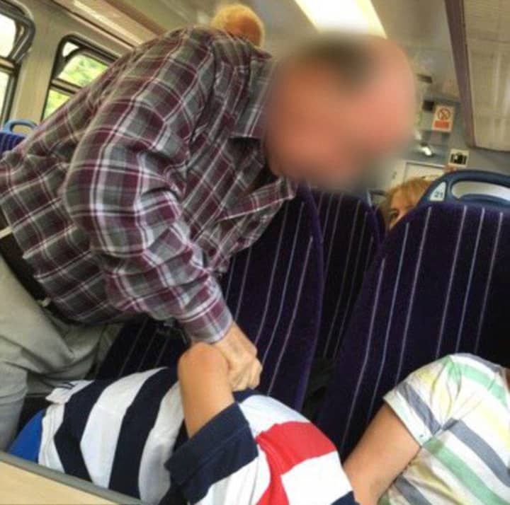 厚脸皮的孩子不会从火车座椅上脱下脚，养老金领取者锁定了手臂锁在他身上