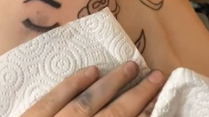 业余纹身艺术家在将第一个纹身的视频发布在其他人身上后变病了