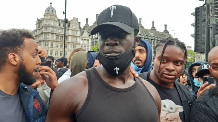 据报道，Stormzy加入了伦敦的抗议者，以支持黑人生命问题三月“width=