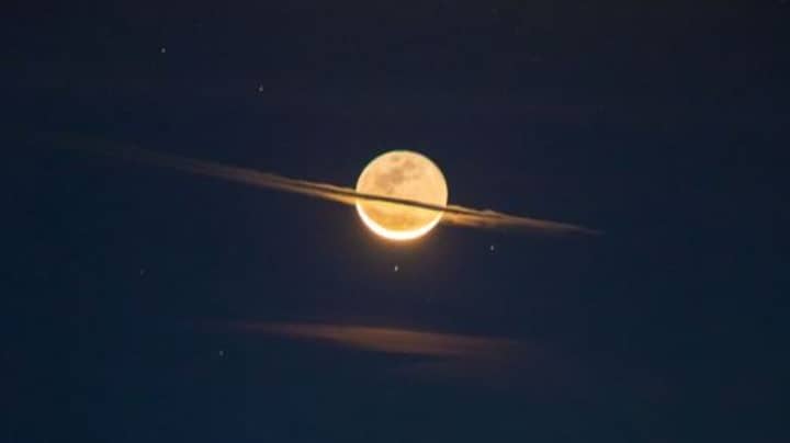 摄影师拍摄月亮的“千载难逢的镜头”看起来像土星