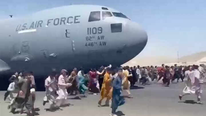阿富汗当地人在喀布尔起飞时紧贴飞机