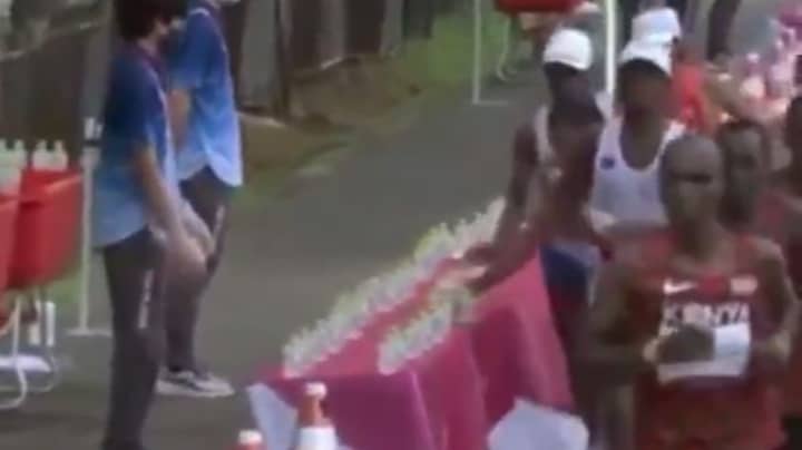 奥运会马拉松赛跑者击倒水瓶捍卫自己的行动