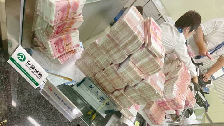 中国百万富翁撤回了巨额资金，使银行工作人员将其计算出来