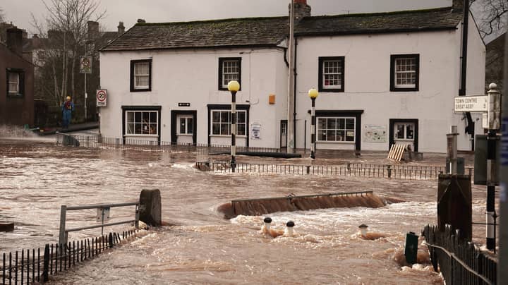 当英国受到风暴ciara的袭击时，发出了200多个洪水警告