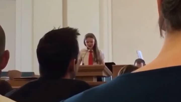 十二岁的女孩在教堂出来，但被要求坐下