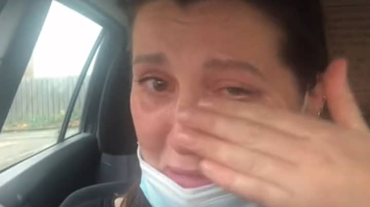 护理人员因拒绝Covid-19疫苗而失去工作后哭泣