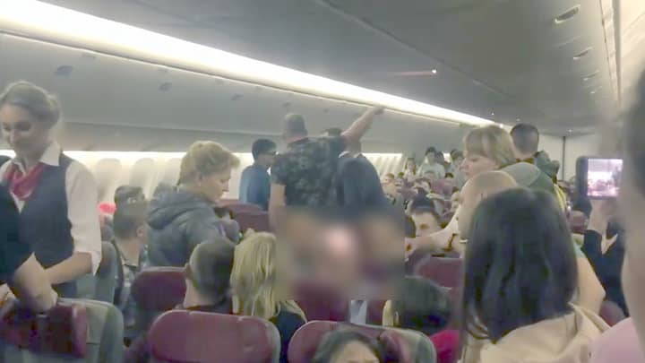 乘客试图打开飞机门后，他将醉人的男人包裹在保存电影中