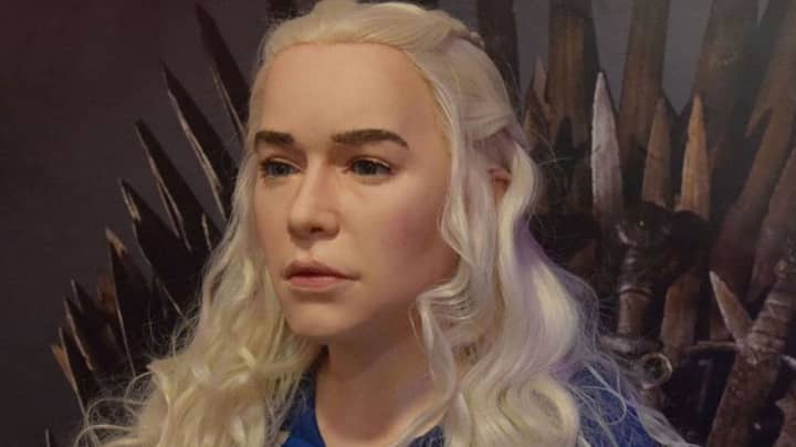 博物馆揭开了丹妮莉丝·塔加里安（Daenerys Targaryen）的雕像，看起来绝对不像她