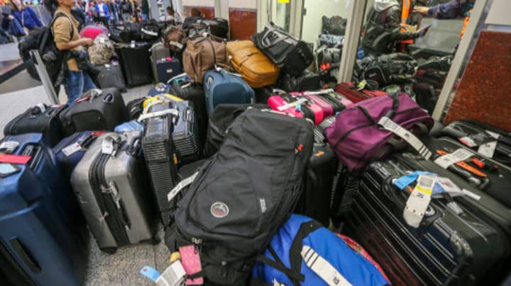 录像揭示了日本行李处理人员如何处理行李“width=