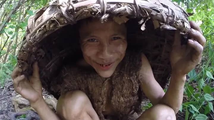 录像显示在丛林中生活了41年的人经历了外界