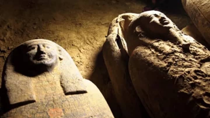 考古学家在埃及埋葬地点找到了13个棺材，这些棺材已密封2500年