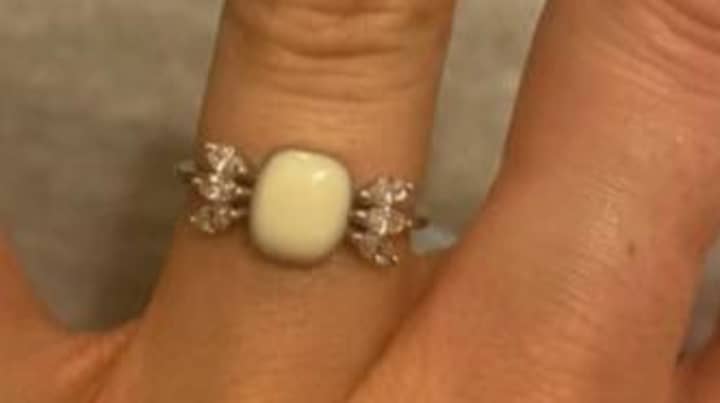 男人给女友用母乳制成的“特殊”订婚戒指