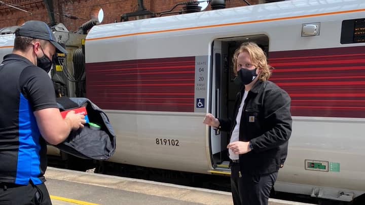 刘易斯·卡帕尔迪（Lewis Capaldi）向他旅行的火车命令Domino的比萨