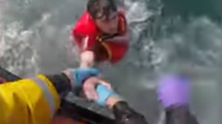 少年在划船时陷入困境后，吓坏了999号海岸警卫队