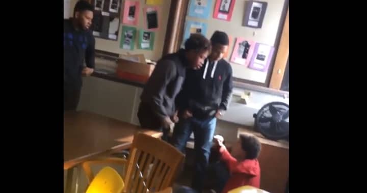 少年在撞到老师后被淘汰