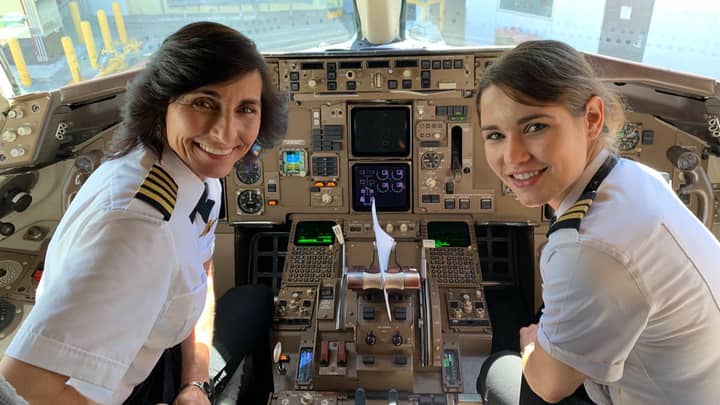 妈妈和女儿飞行员团队因“启发年轻女性”的风险