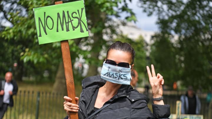 数百人聚集在伦敦抗议戴着口罩