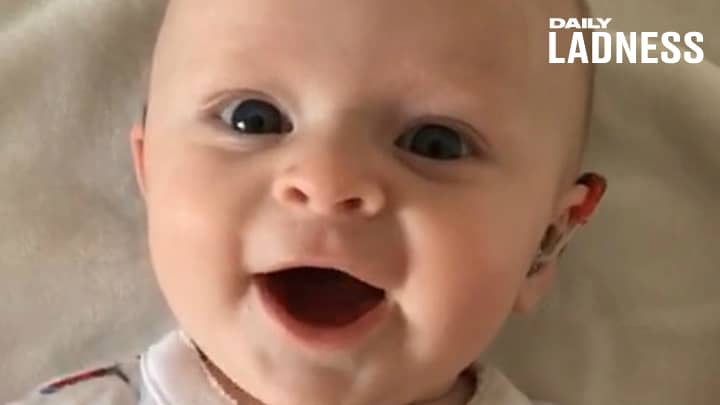 令人心动的视频显示，当爸爸打开助听器时，婴儿微笑