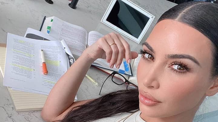 金·卡戴珊（Kim Kardashian）终于通过了婴儿律师法律考试