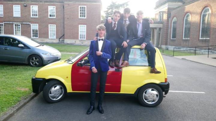 小伙子们在他们创造自己创造的一辆陷入困境的汽车中去舞会