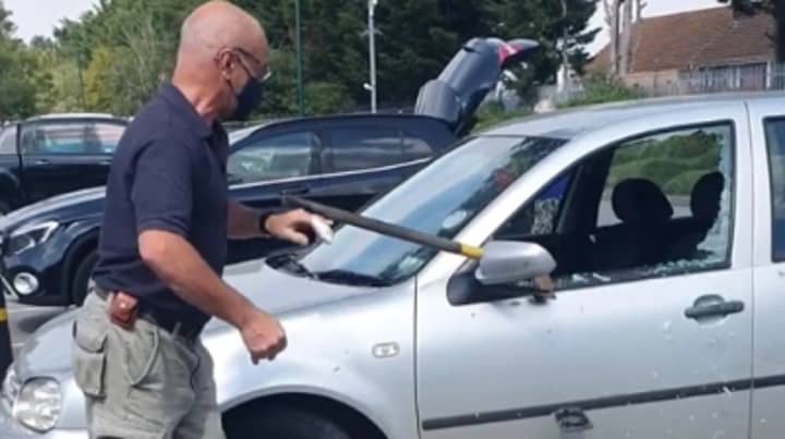 男人通过用斧头砸碎窗户在34℃的热浪中拯救狗