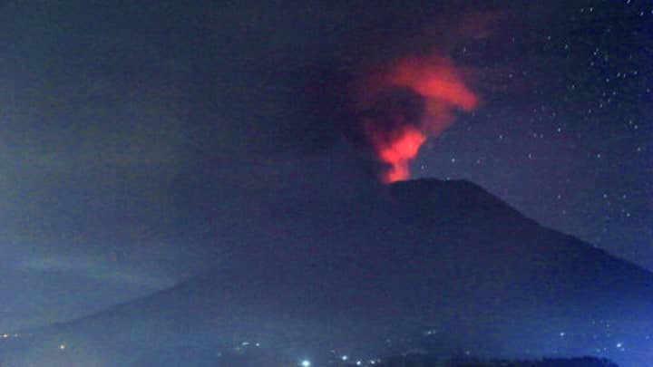 印度尼西亚的阿贡山（Mount Agung）在一周的飞行中第二次爆发