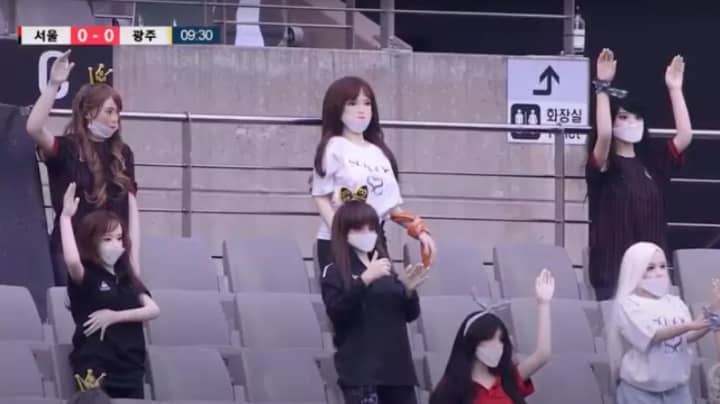 韩国足球队为不小心使用性玩偶的模拟填补体育场而道歉