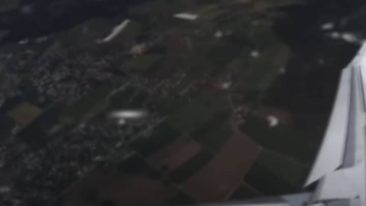 飞机乘客拍摄与“不明飞行物”近距离碰撞的照片