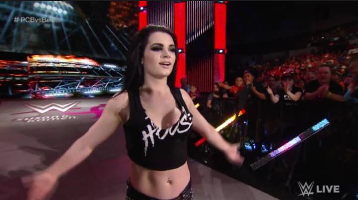 WWE的Paige受伤后从现场表演中拉出