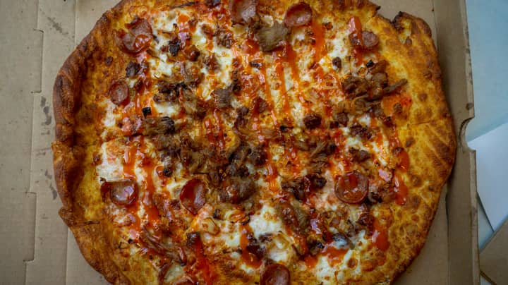 政客声称，尼日利亚人是“从伦敦订购披萨，并使用英国航空公司交付”“width=