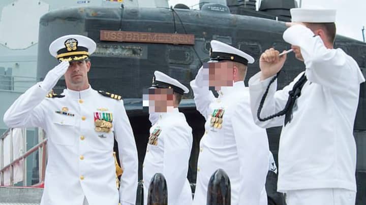美国海军潜艇指挥官在支付10个妓女来到他的酒店之后被降级