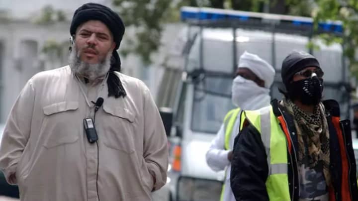 讨厌传教士阿布·哈姆扎（Abu Hamza）因“侵犯他的人权”起诉美国监狱