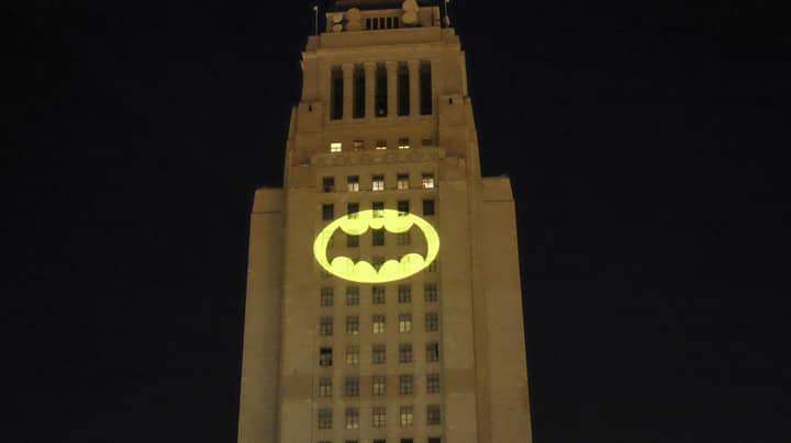 城市已经预测了蝙蝠信号，以庆祝蝙蝠侠的80周年