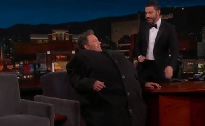 本·阿弗莱克（Ben Affleck）试图将马特·达蒙（Matt Damon）走私到他的外套中的“吉米·金梅尔（Jimmy Kimmel）直播”