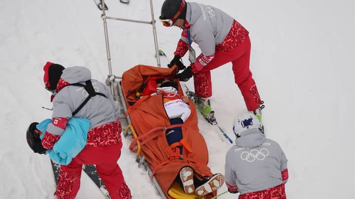滑雪者在冬季奥运会上遭受恐怖崩溃