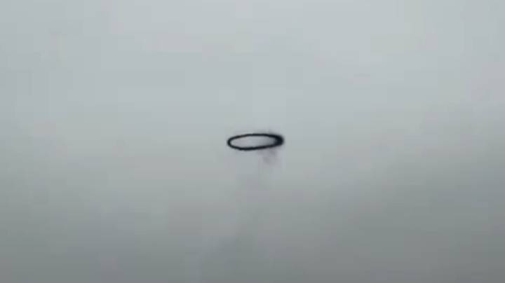 Tiktoker在天空中共享奇怪的黑色环的视频“imgWitdh=