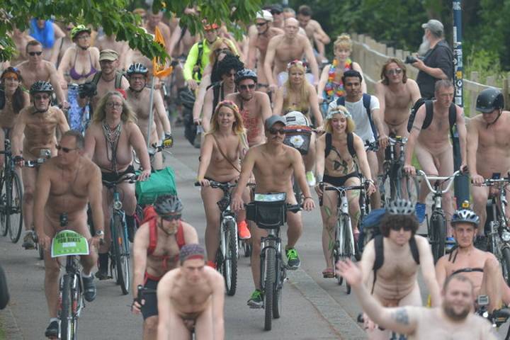 布里斯托尔的EDL游行与世界裸体自行车骑行发生冲突