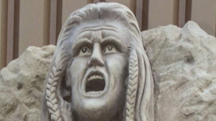 Brechin City揭开奇怪的梅尔·吉布森（Mel Gibson）勇敢的心雕像
