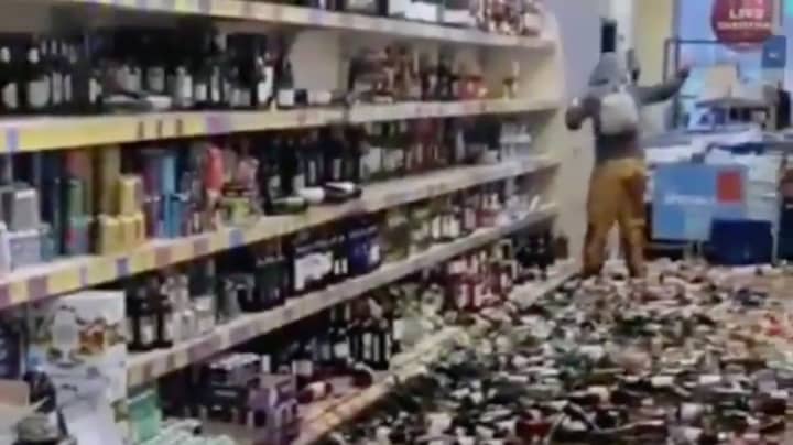购物者在阿尔迪（Aldi）砸碎了数百个酒精瓶，造成混乱
