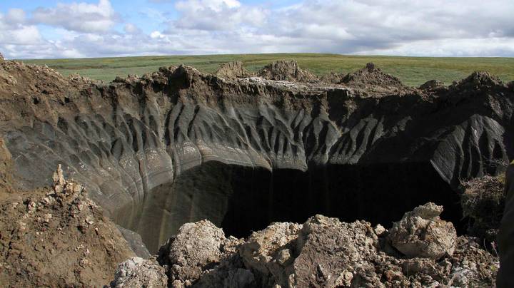 爆炸后俄罗斯北极苔原的巨大165英尺深陨石坑形态