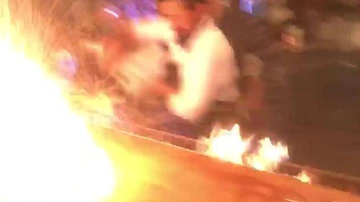 盐Bae餐厅的混乱，四个游客着火了