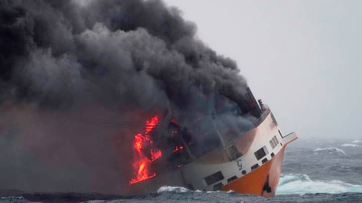 载有价值数百万英镑的载有2,000辆汽车的船只抓住了火和水槽