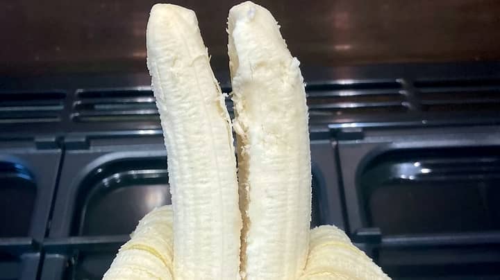 学生在剥下水果后震惊以露出稀有的双管香蕉