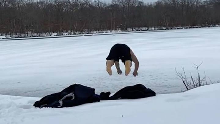终极格斗冠军赛拳手撞开头部，潜入冰冻的湖中