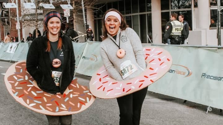 Krispy Kreme挑战涉及在5英里的跑步期间吃12个甜甜圈“width=